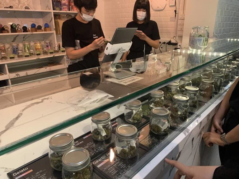 Four Twenty Dispensary Asoke inside 768x576